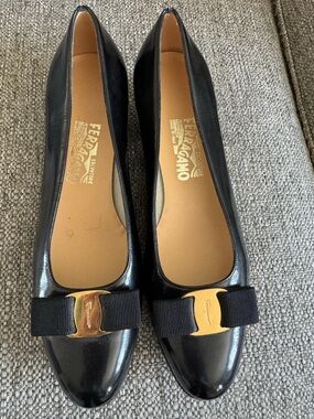 NWOT Salvatore Ferragamo Women’s Black Patent Leather low heeled 1.5 pumps 9.5 C
